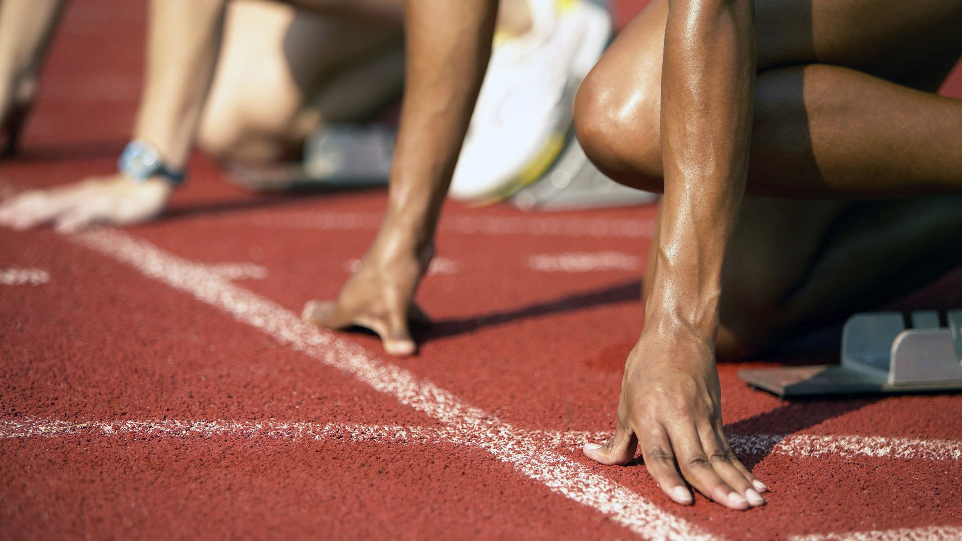 滨海公路日出骑行节 骑行者在海平线第一缕阳光下合影